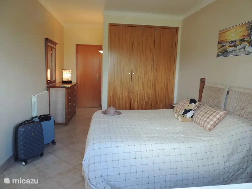 Das geräumige Schlafzimmer mit Doppelbett und Zugang zur Terrasse 