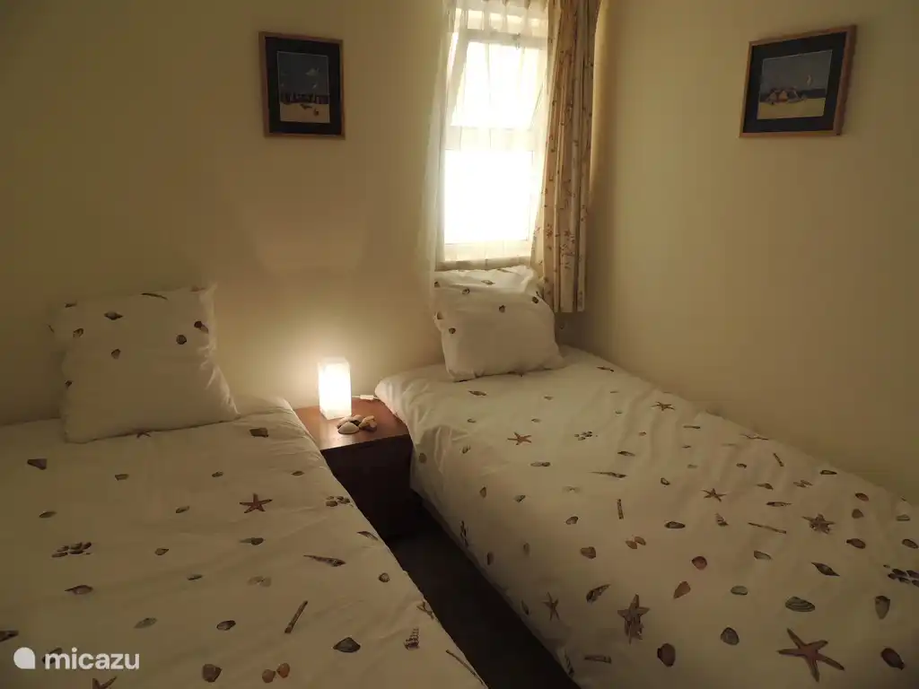 Das kleine Schlafzimmer mit zwei Einzelbetten