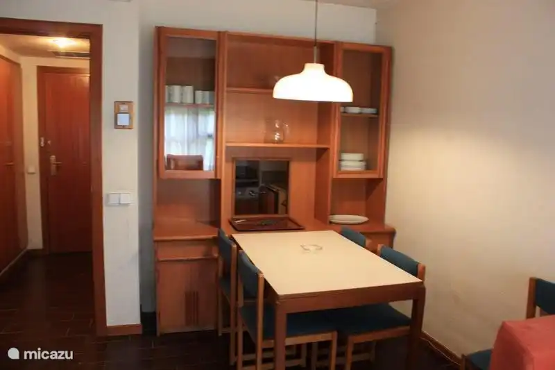 la mesa de comedor con pasaplatos a la cocina