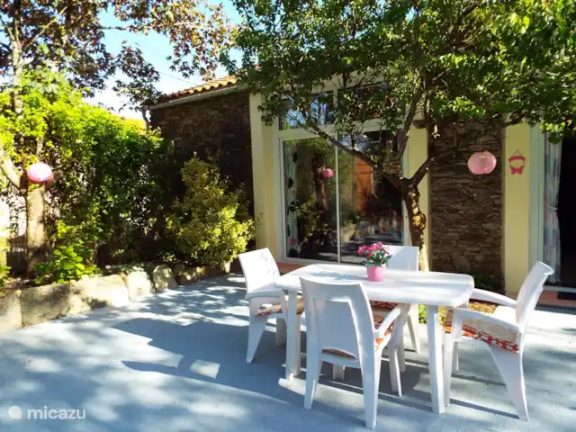Maison Tulipe | France, Vendée, Château-Guibert - maison de vacances Une belle terrasse avec soleil et ombre.