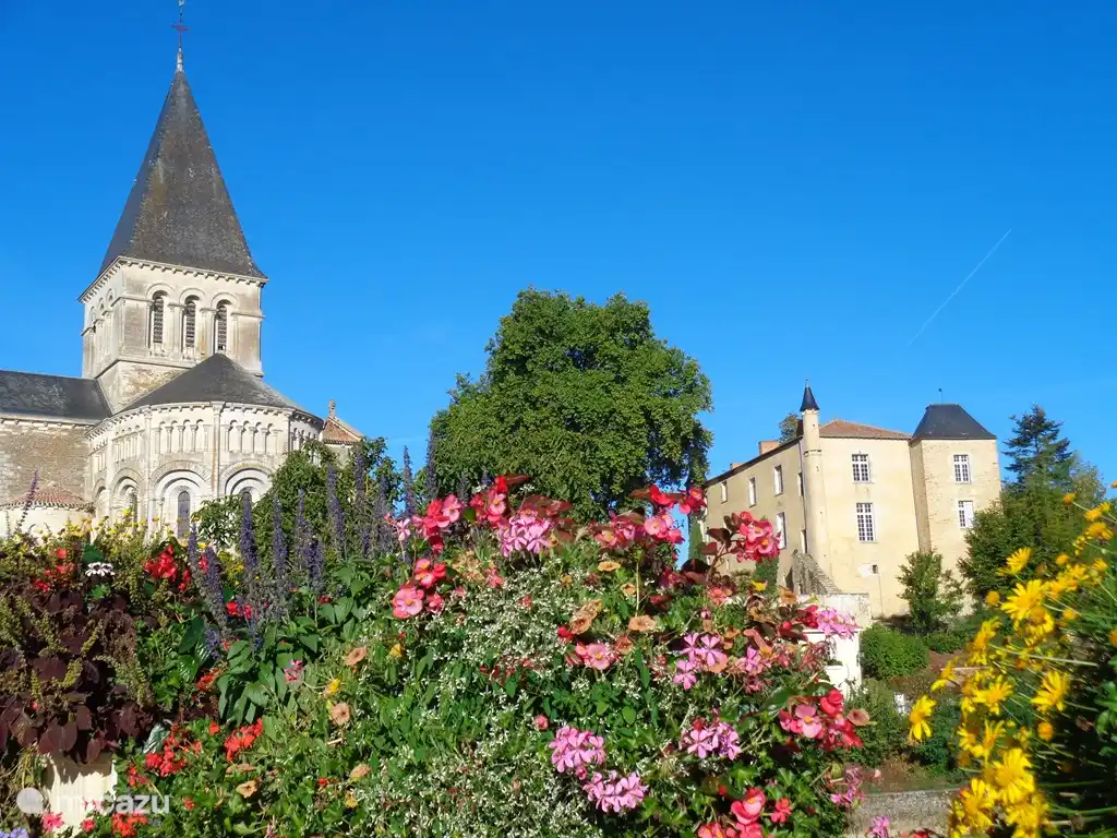 Kirche und Schloss von Mareuil sur Lay