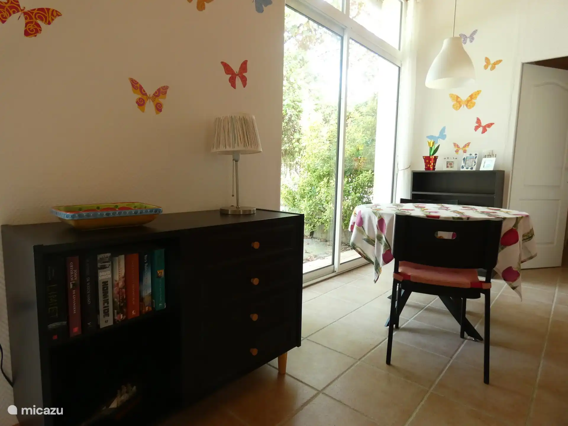 Der Esstisch mit Blick auf den Garten.