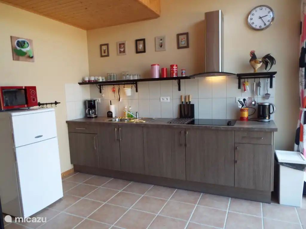 Schöne neue und komplette Küche.