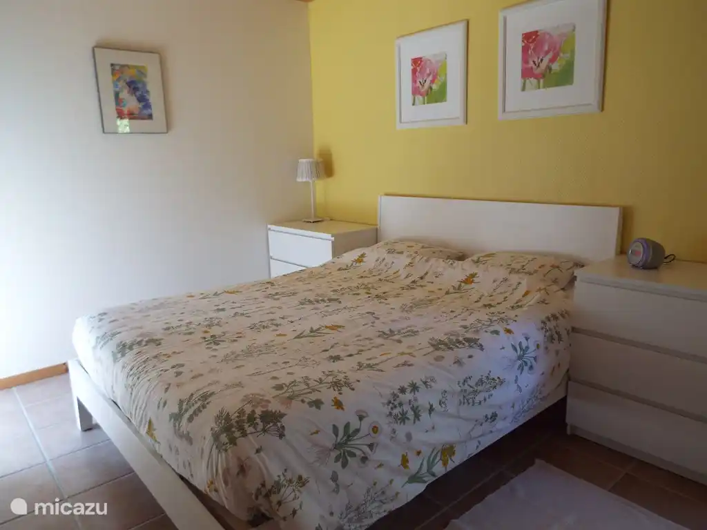 Ein helles und schönes Schlafzimmer.