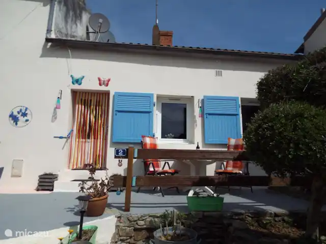 Maison Violette | France, Vendée, Château-Guibert - maison de vacances Deux tables à manger et suffisamment de chaises pour s'asseoir à l'extérieur