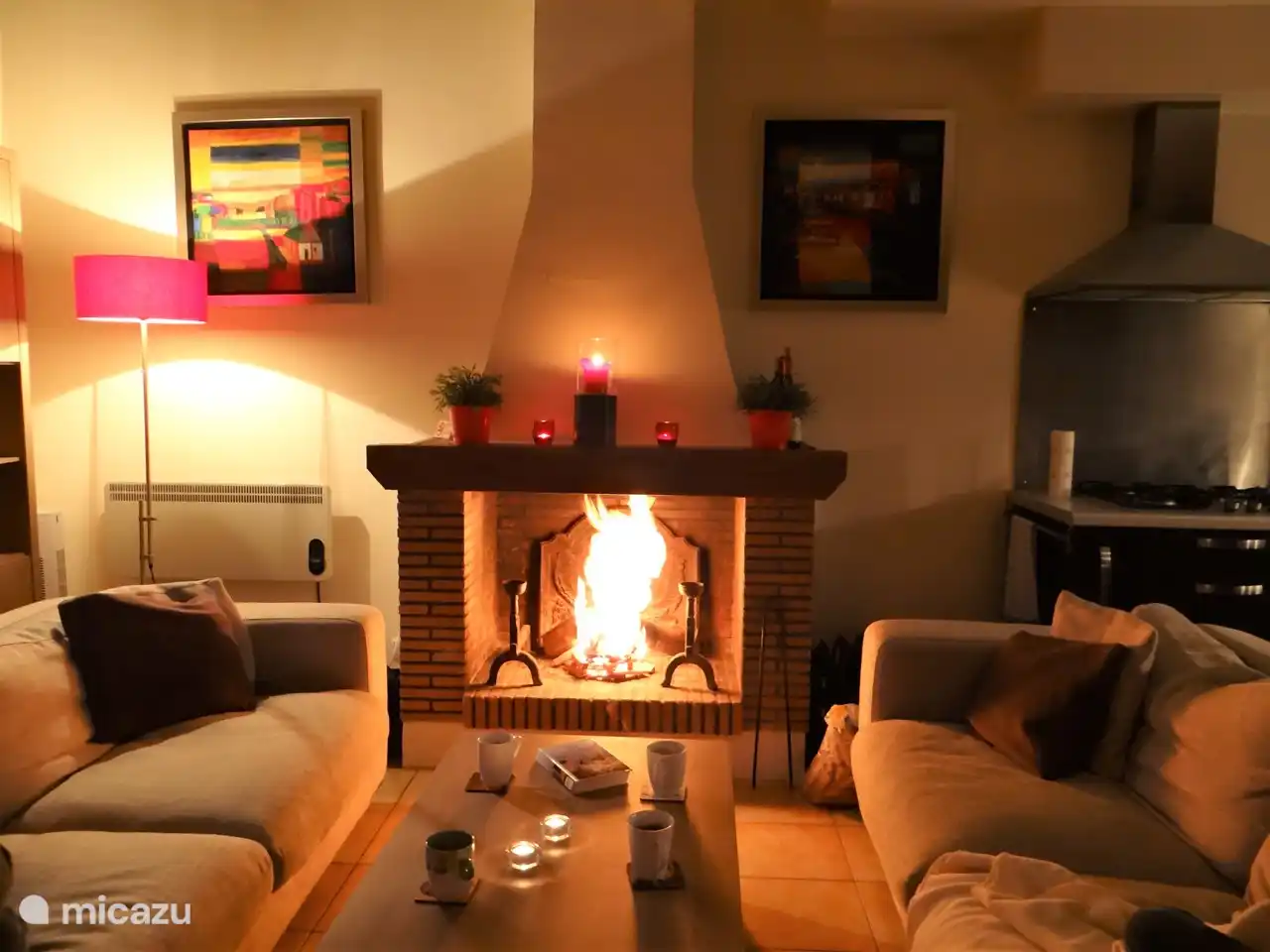 Wenn es etwas kühl ist, können Sie es sich am Kamin gemütlich machen