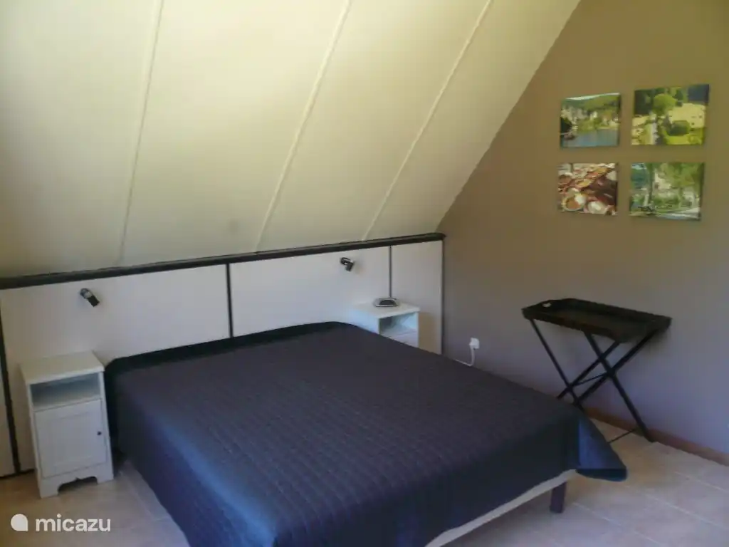 Großes Schlafzimmer im ersten Stock. Gegenüber dem Bett ist ein großer Kleiderschrank.