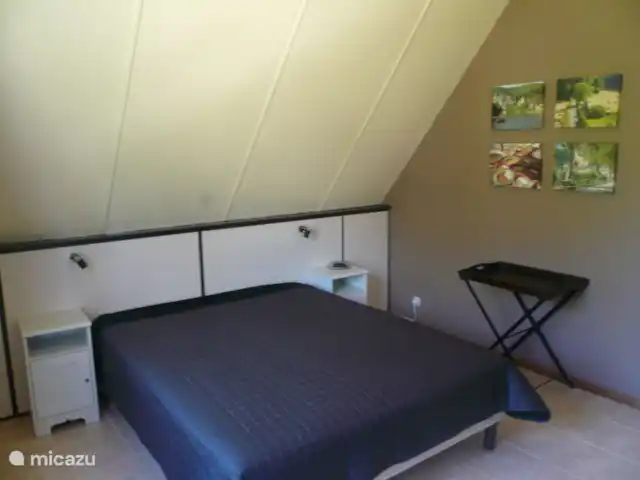 Location de Vacances France, Dordogne, Carlux, gîte / cottage - églantine Grande chambre au premier étage. En face du lit se trouve une autre grande armoire.