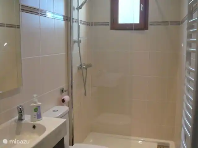 Location de Vacances France, Dordogne, Carlux, gîte / cottage - églantine Il y a deux salles de bain : toutes deux ont une douche, des toilettes et un lavabo
