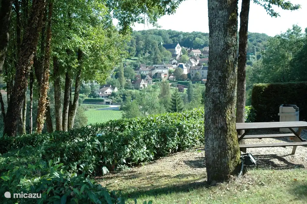 Blick von der Terrasse auf das Dorf Carlux