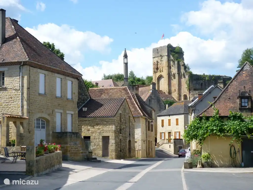 Das malerische Dorf Carlux und ihre XIII Jahrhundert Burg.