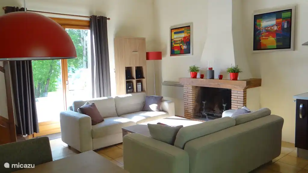 Das Wohnzimmer verfügt über Terrassentüren und ist mit einem attraktiven Holzkamin ausgestattet.