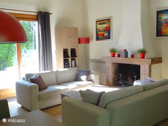 Location de Vacances France, Dordogne, Carlux, gîte / cottage - églantine Le salon a des portes-fenêtres et est équipé d’un joli foyer au bois.