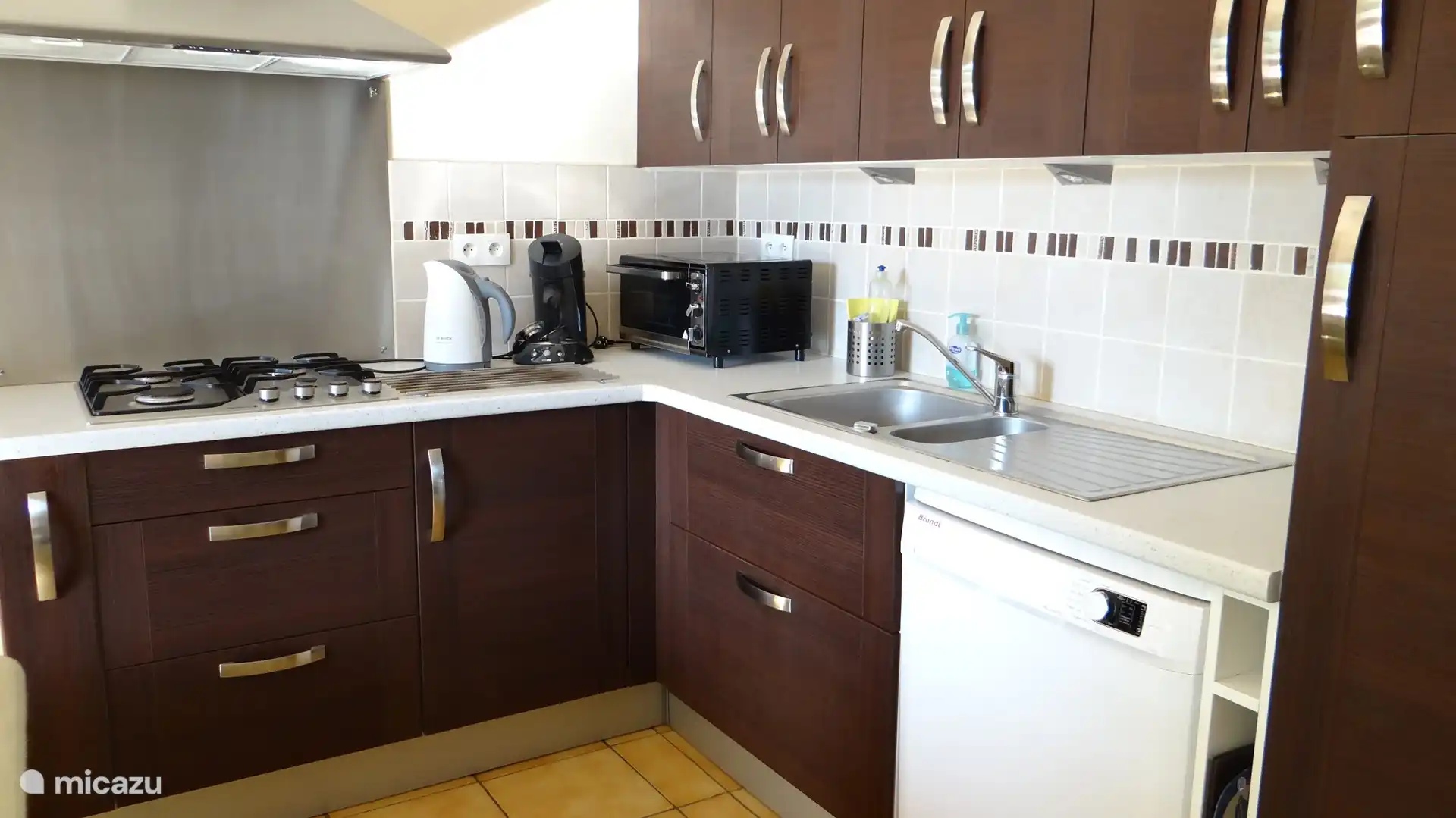 Luxus-Küche mit Herd, Geschirrspüler, Kühlschrank mit Gefrierfach und Mikrowelle