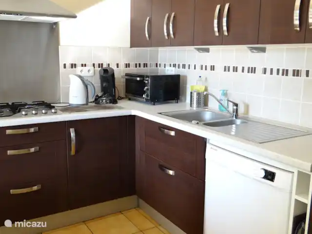 Location de Vacances France, Dordogne, Carlux, gîte / cottage - églantine Cuisine de luxe avec plaque de cuisson, lave-vaisselle, réfrigérateur avec compartiment congélateur, micro-ondes, four et hotte aspirante