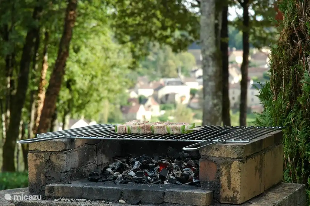 Eingemauerter Grill mit herrlichem Blick auf das Dorf Carlux. Auf dieser Seite befindet sich auch ein geräumiger Terrassentisch mit Stühlen und Sonnenschirm