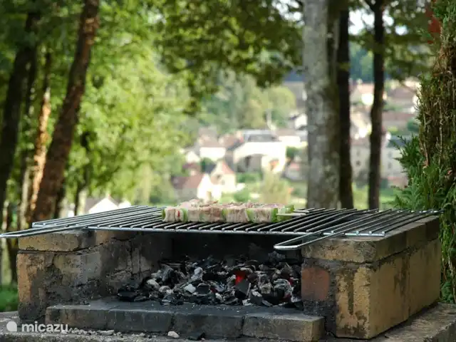 Location de Vacances France, Dordogne, Carlux, gîte / cottage - églantine BBQ en briques avec une vue magnifique sur le village de Carlux. De ce côté, il y a aussi une table de terrasse spacieuse avec des chaises et un parasol