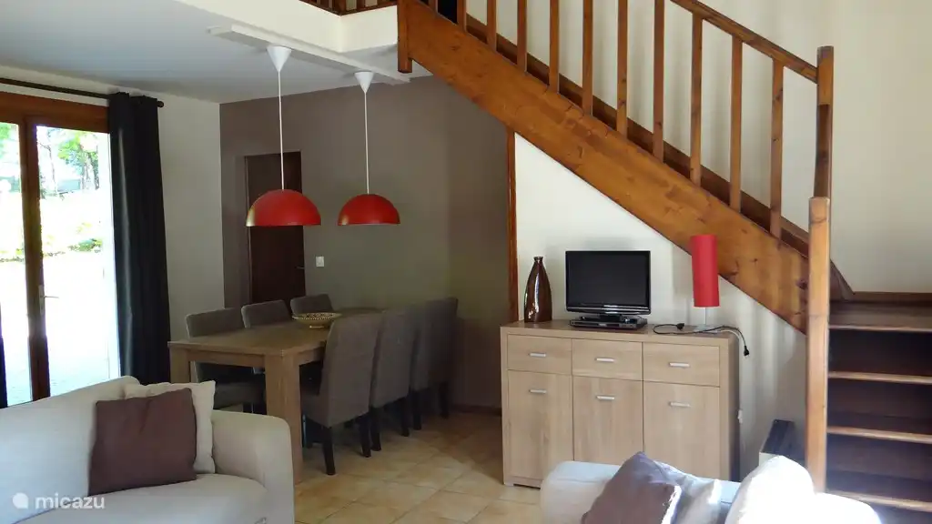 Wohnzimmer mit großem Esstisch und offener Küche. Es gibt einen DVD-Player mit Bildschirm und DVDs (Niederländisch/Englisch/Französisch). Kein Fernseher mit Kanälen.