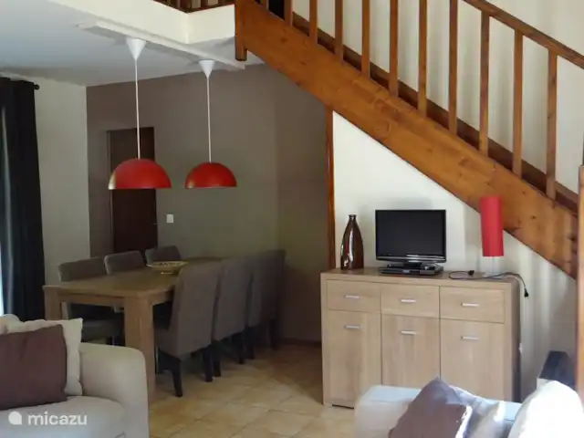 Location de Vacances France, Dordogne, Carlux, gîte / cottage - églantine Séjour avec grande table à manger et cuisine ouverte. Il y a un lecteur DVD avec écran et DVD (néerlandais/anglais/français). Pas de télé avec chaînes.