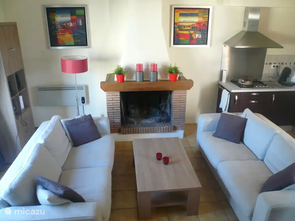 Gemütliches Wohnzimmer mit Terrassentüren und Kamin