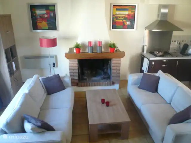 Location de Vacances France, Dordogne, Carlux, gîte / cottage - églantine Salon chaleureux avec portes-fenêtres et foyer