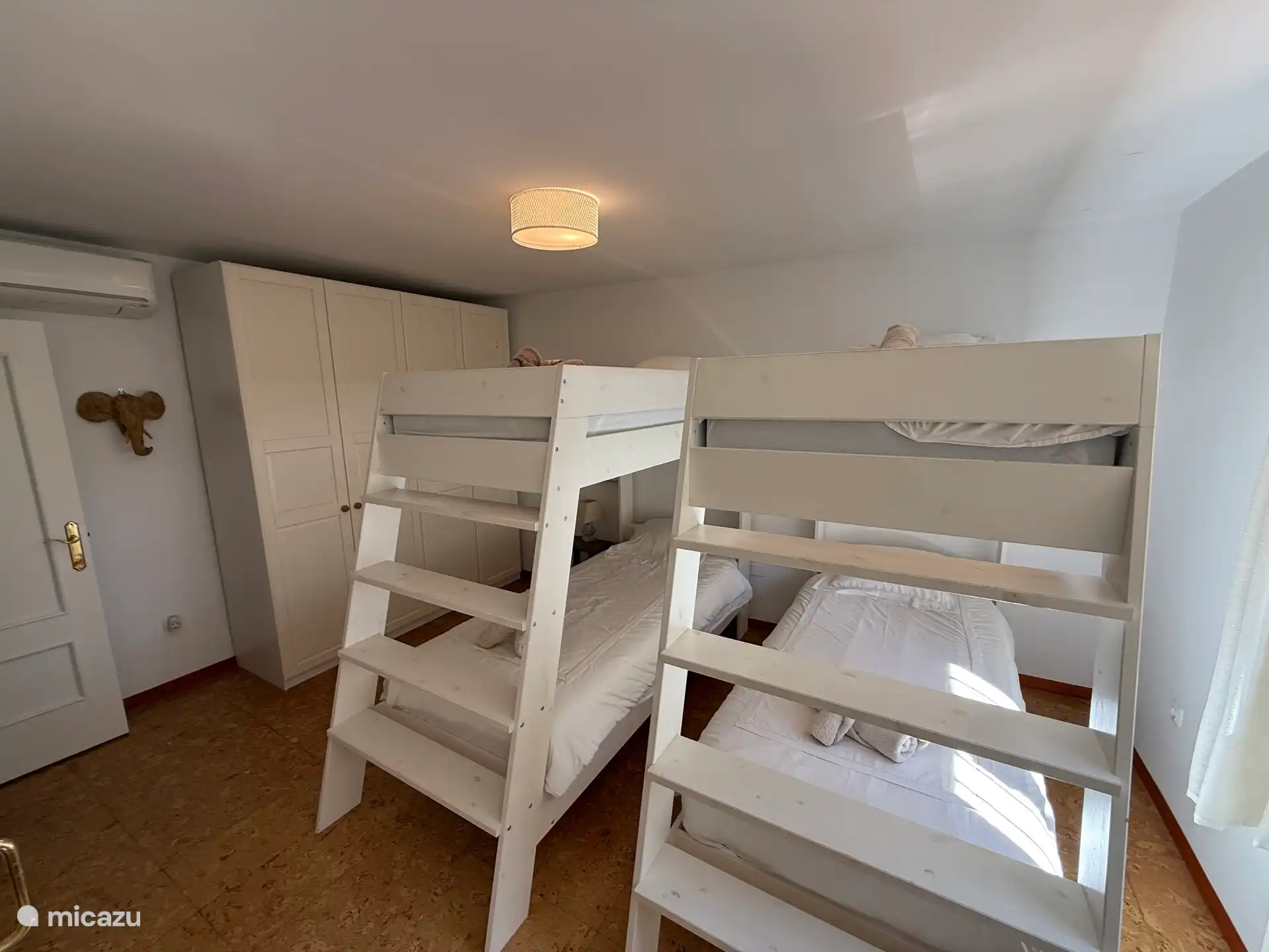 Slaapkamer met 2 stapelbedden