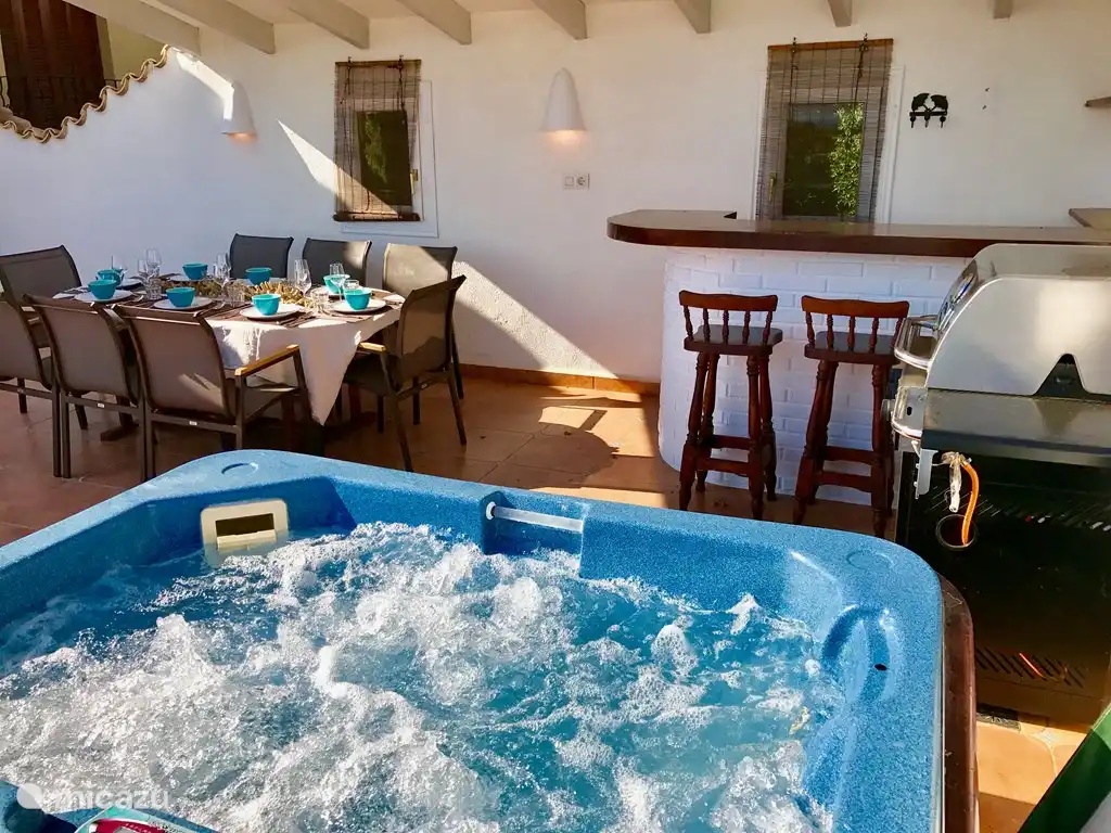 Terrasse / Jacuzzi / Grill / Bar