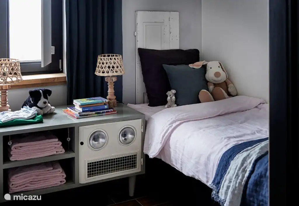 kleine slaapkamer met 2 losse bedden