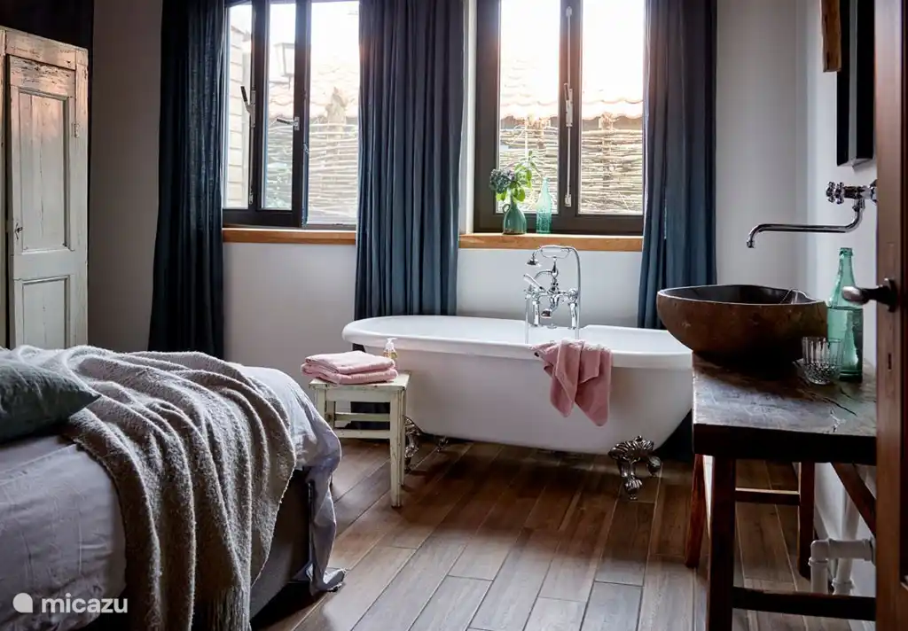 Master bedroom met bad op pootjes én wastafel