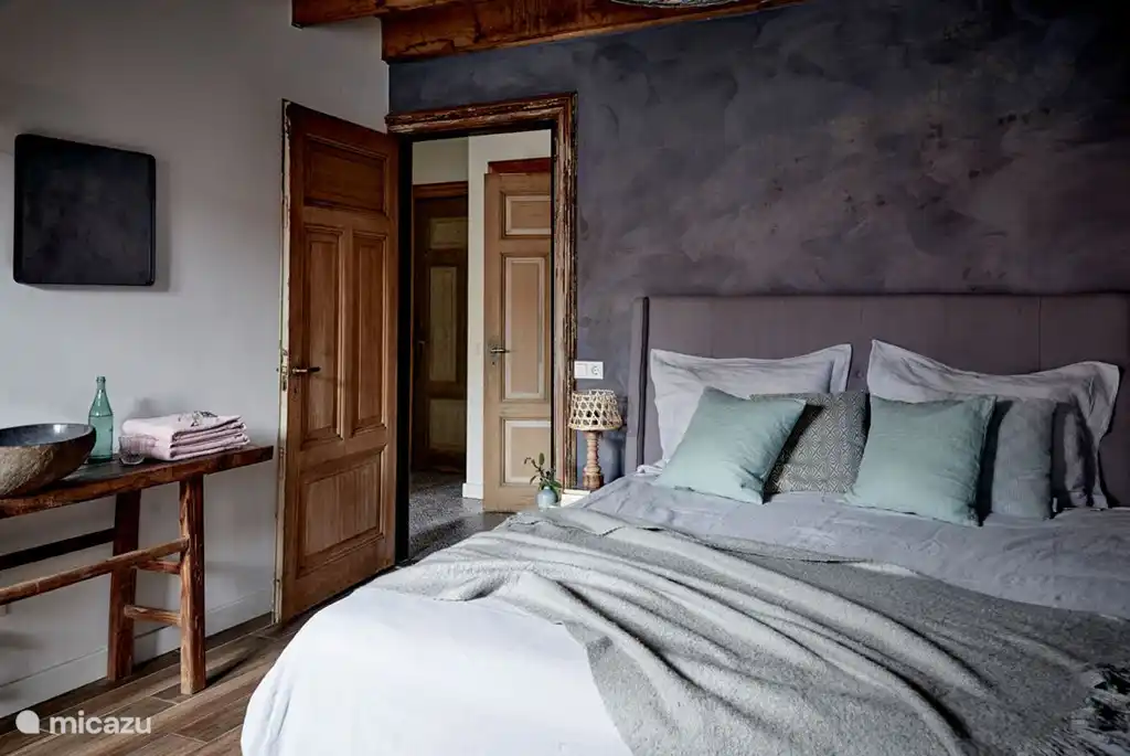 Masterbedroom groot bed 1.80-2.10