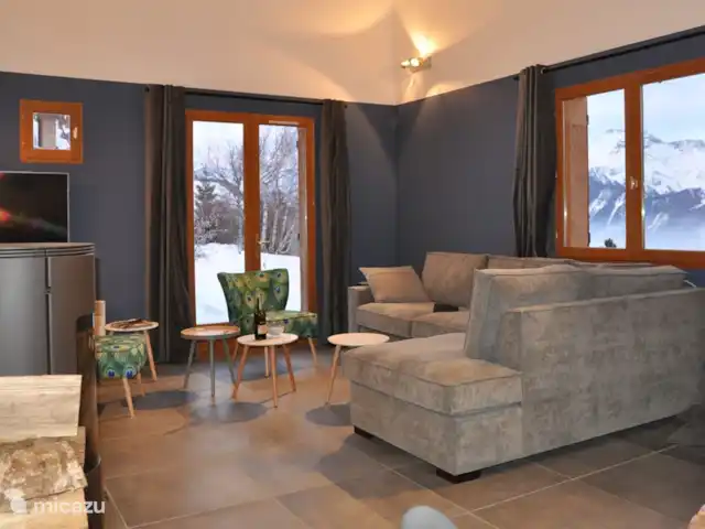 Chalet Rouge ou Blanc - Alpe d'Huez | France, Isère, Villard-Reculas - chalet Salon Chalet Rouge ou Blanc avec vue sur les montagnes, et la télévision sur laquelle Netflix peut également être visionné