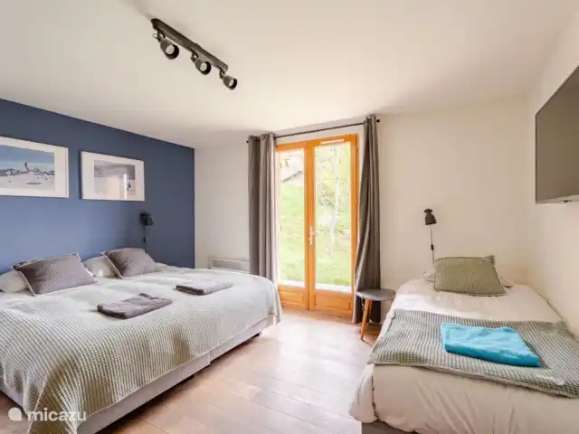 Chalet Rouge ou Blanc - Alpe d'Huez | France, Isère, Villard-Reculas - chalet Chambre 2 - un lit double spacieux et un lit d’appoint avec des couettes en duvet fin