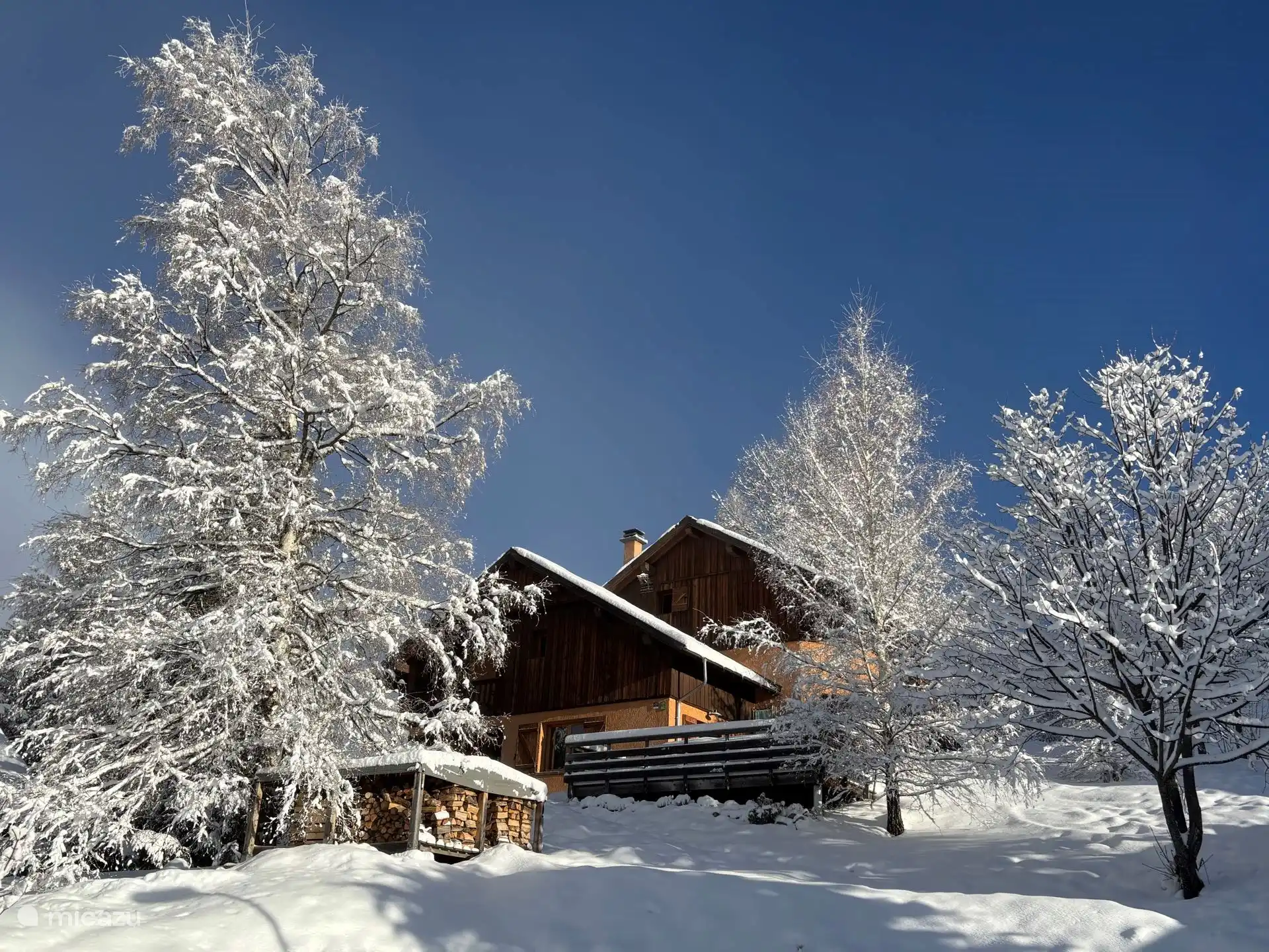 The large terrace in front of Chalet Rouge ou Blanc has sun all day and beautiful views of the peaks of the Oisans