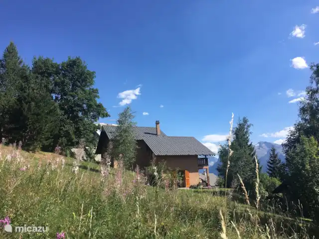 Chalet Rouge ou Blanc - Alpe d'Huez | France, Isère, Villard-Reculas - chalet En été comme en hiver, les enfants peuvent jouer dans le grand jardin