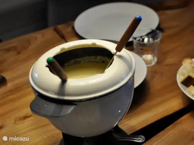 Chalet Rouge ou Blanc - Alpe d'Huez | France, Isère, Villard-Reculas - chalet Il y a deux services à fondue au fromage dans le chalet