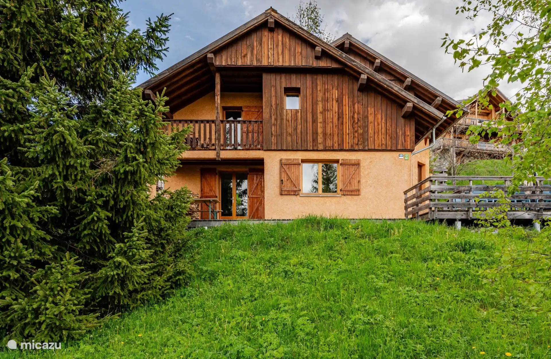 Chalet Rouge ou Blanc in Villard Reculas in the summer green