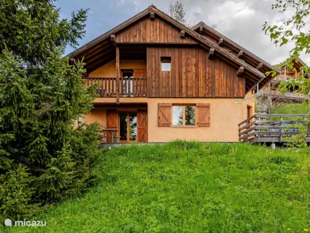 Chalet Rouge ou Blanc - Alpe d'Huez | France, Isère, Villard-Reculas - chalet Chalet Rouge ou Blanc à Villard Reculas dans la verdure estivale
