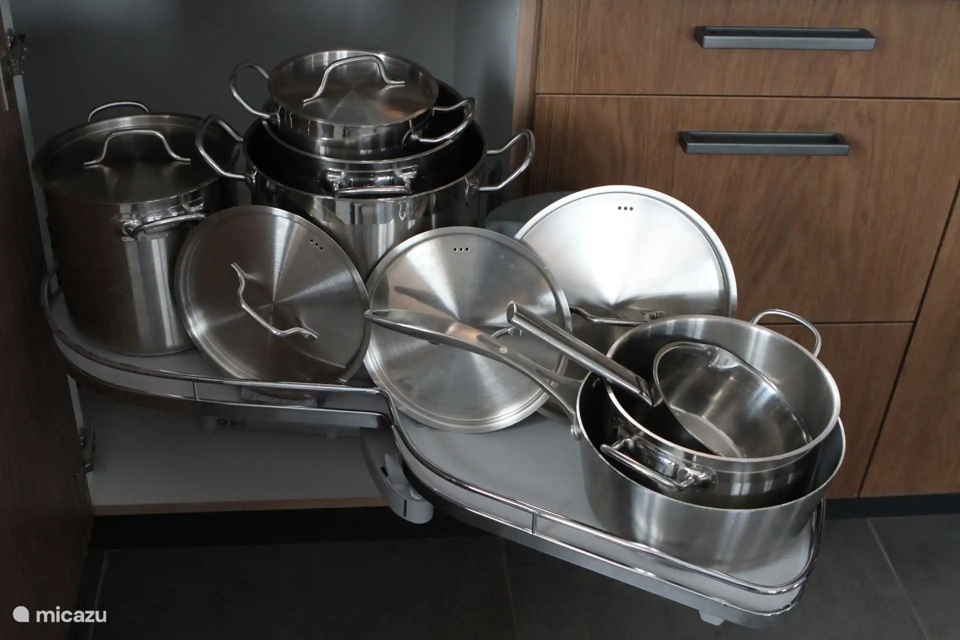There are nice large and small pans, to cook for large, but also for small groups