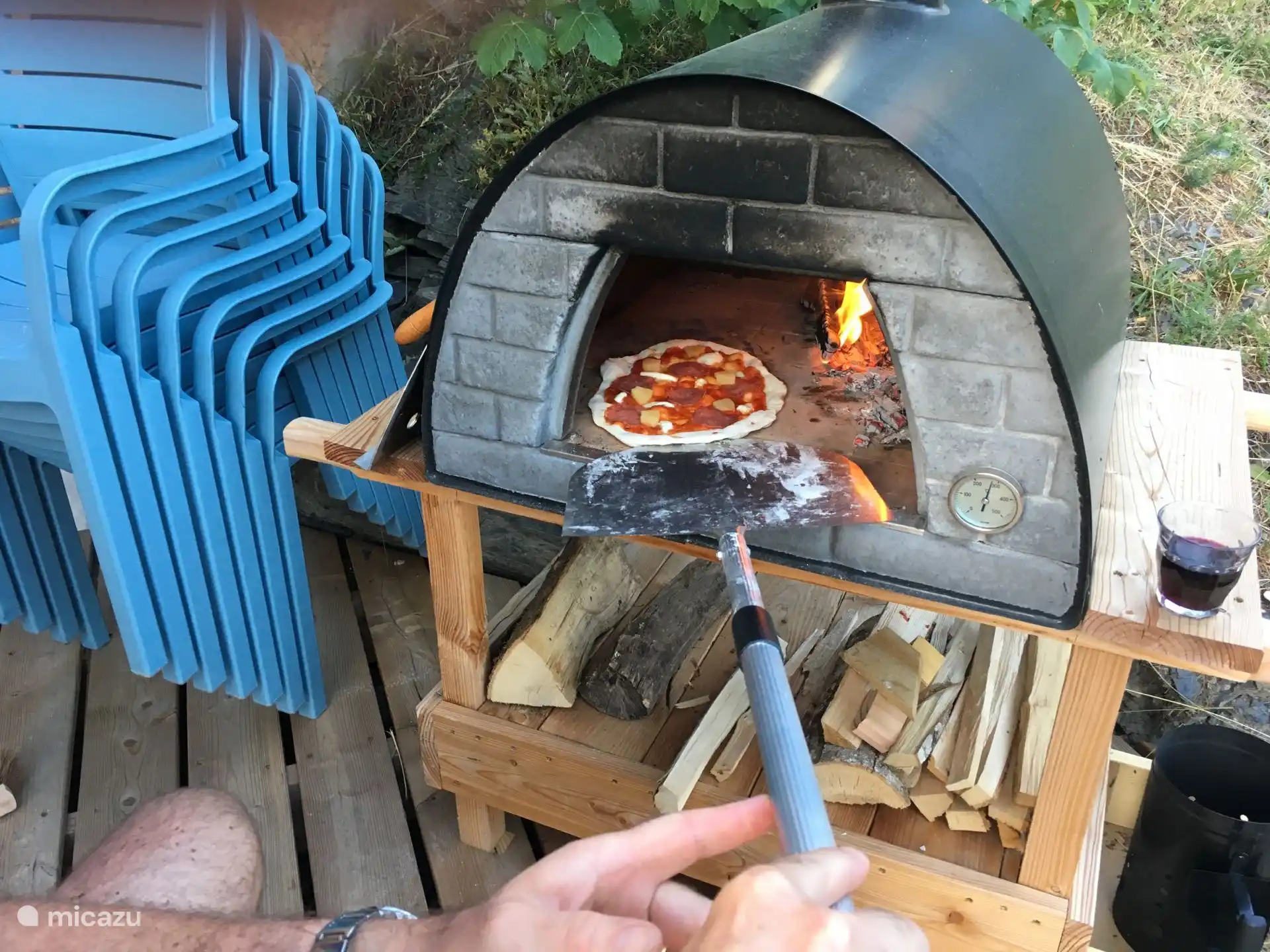 Very nice and tasty: baking pizzas in the wood-fired pizza oven