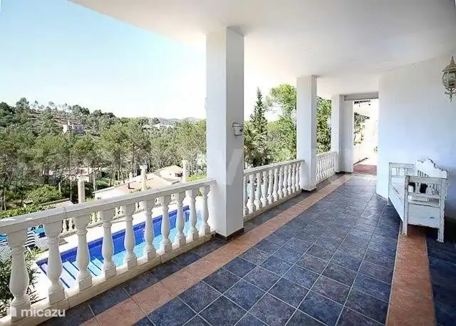 Balkon mit Blick auf Pool