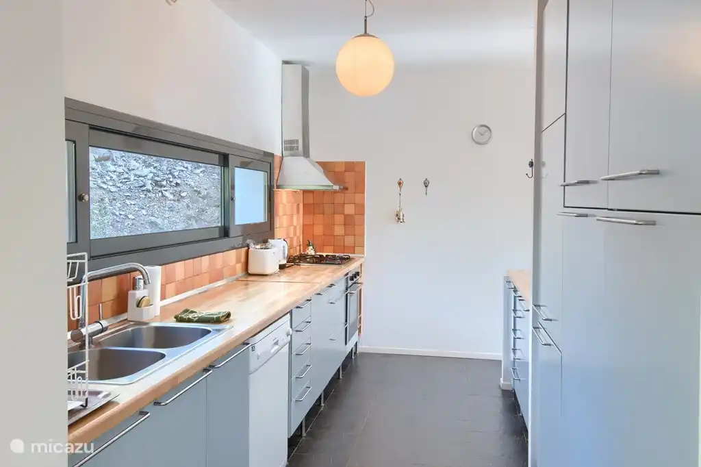 Die offene Küche ist mit allen modernen Annehmlichkeiten wie einem Ofen, Geschirrspüler, großer Kühlschrank mit Gefrierfach und Kaffeemaschine ausgestattet.