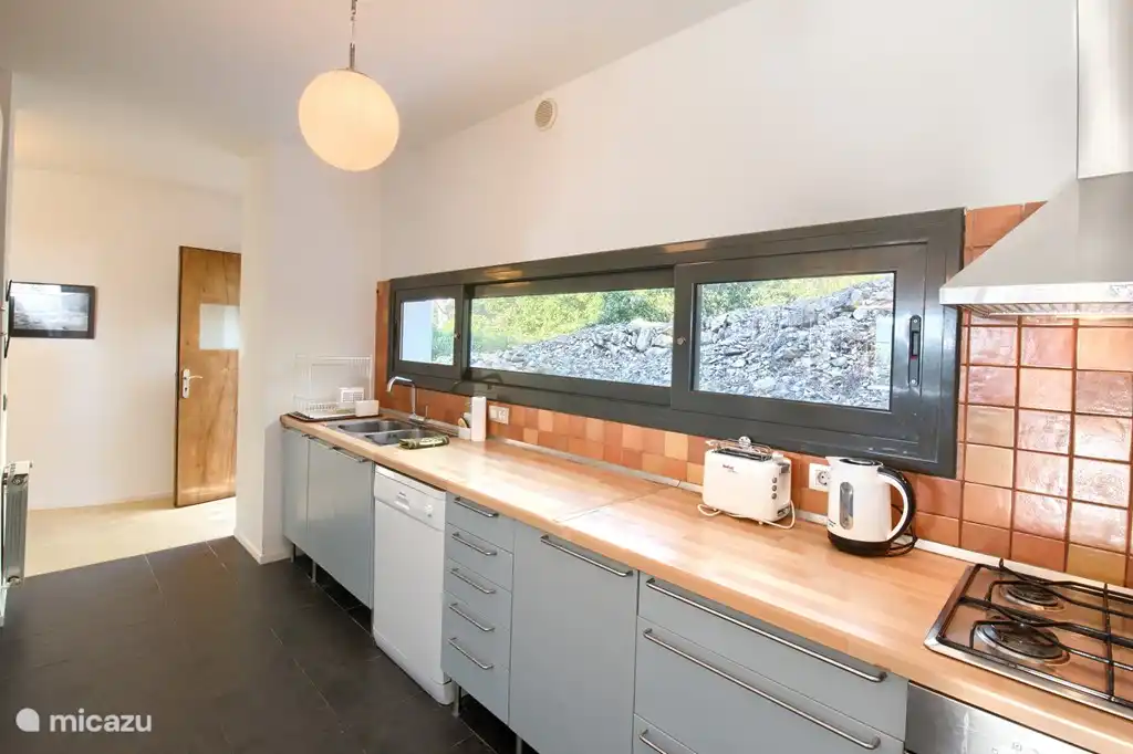 Die offene Küche ist mit allen modernen Annehmlichkeiten wie einem Ofen, Geschirrspüler, großer Kühlschrank mit Gefrierfach und Kaffeemaschine ausgestattet.