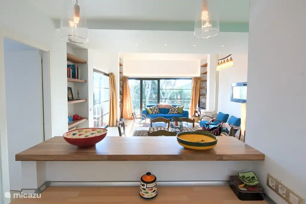 Von der Küche aus haben Sie einen Blick auf den Wohnbereich.