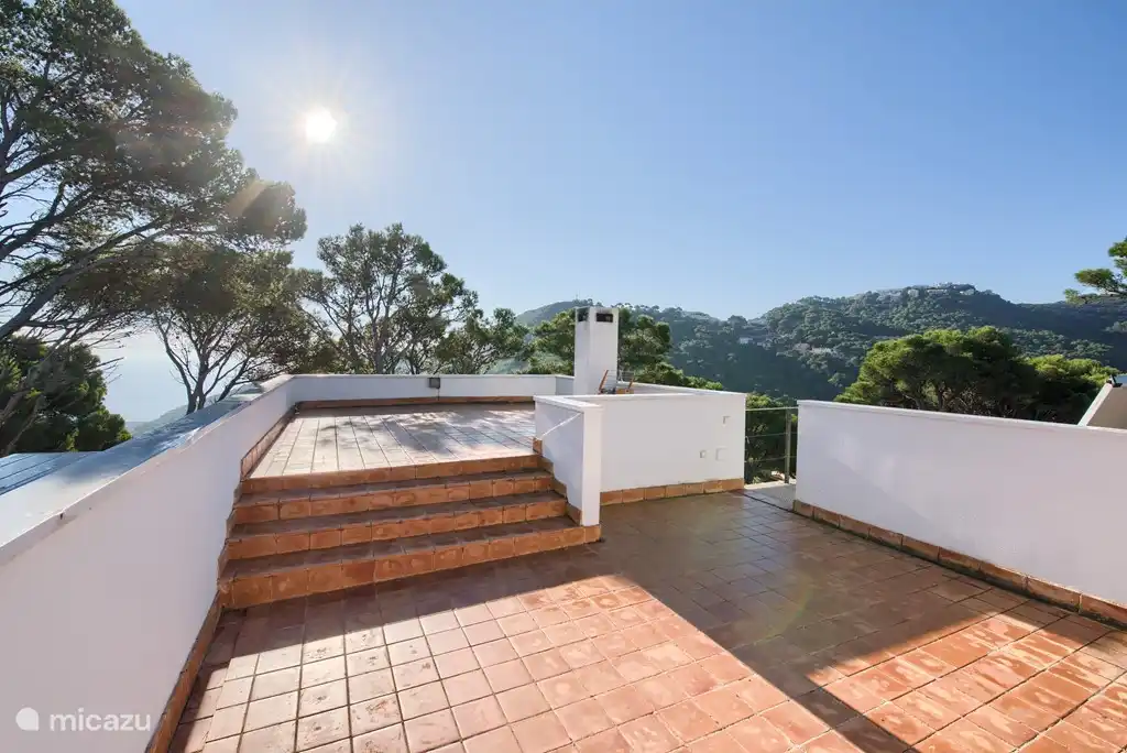 Neben dem schönen Garten des Hauses hat auch eine Dachterrasse.