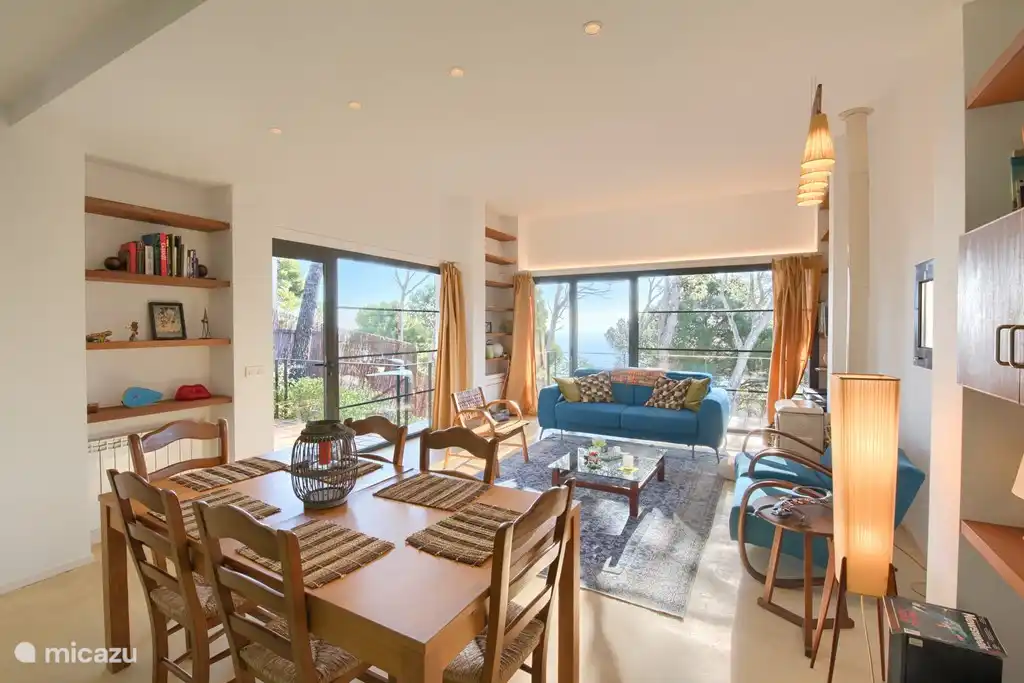 Wohnzimmer mit Esstisch