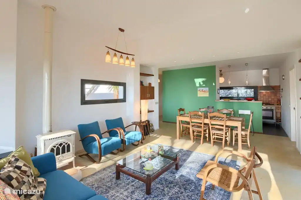 Wohnzimmer mit offener Küche