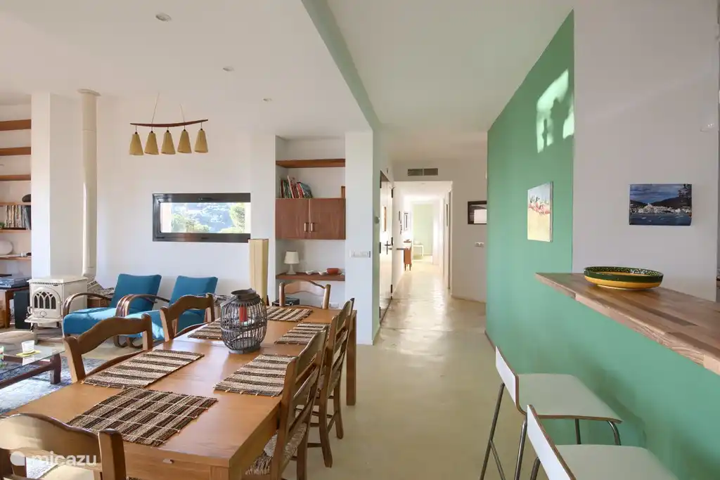 Auf Ihrem das Wohnzimmer und die Küche rechts nach links