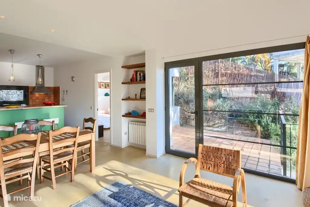 Im Inneren des Hauses ist mit einer Klimaanlage ausgestattet, so dass Sie in den heißesten Sommertagen kühl schlafen.