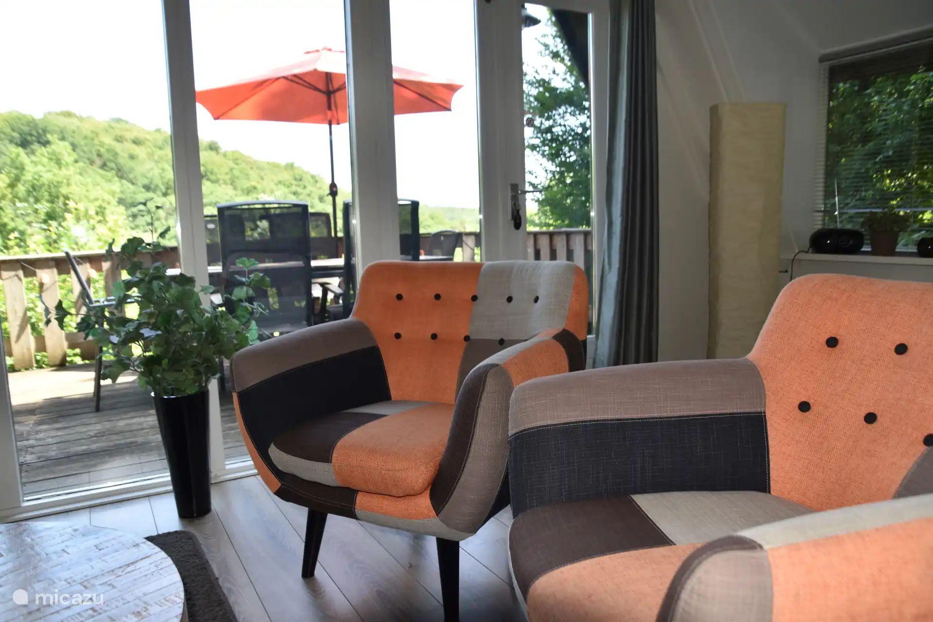 El gnomo naranja en Bélgica, Ardenas, Durbuy - Bungaló