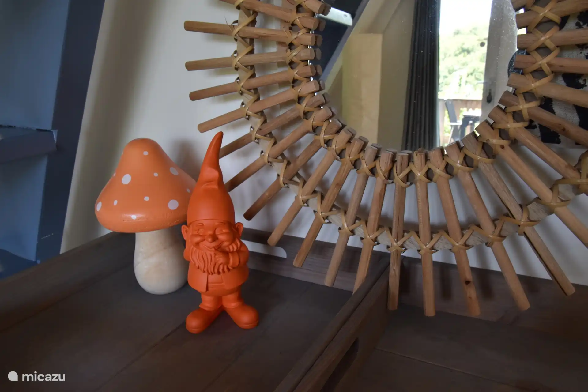 El gnomo naranja en Bélgica, Ardenas, Durbuy - Bungaló